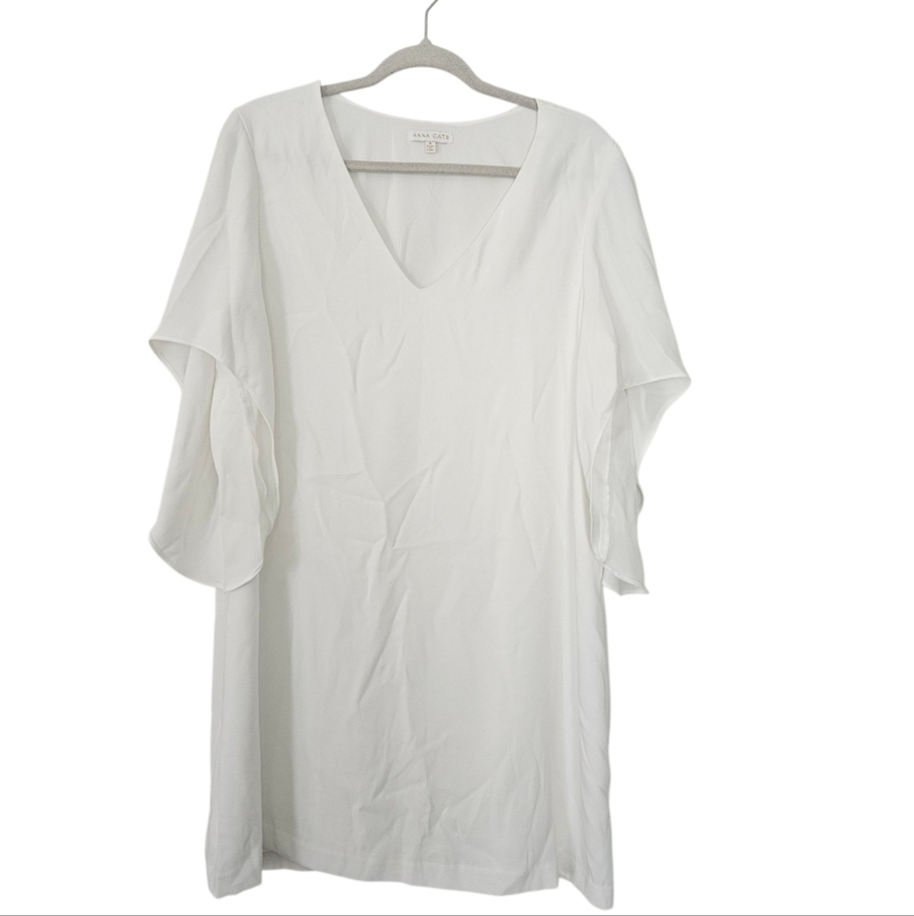 Anna Cate Meredith White Vneck dress Size M